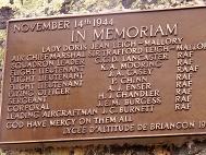Plaque commmorative sur le site du crash
