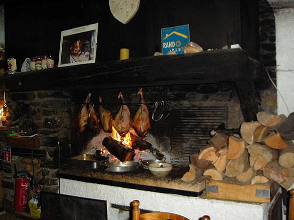 Gigots cuits dans la chemine