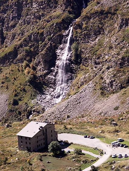 La cascade et le chalet refuge du Gioberney vu du plateau de Tirire