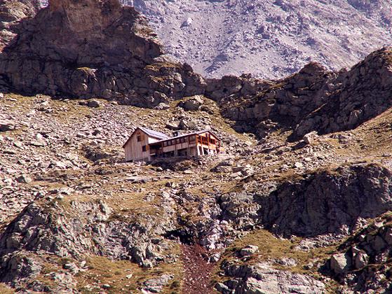 Le refuge du Pigeonnier vu du lac Bleu
