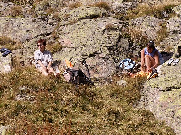 Carmen et Germaine se sont isoles dans un coin abrit prs du lac Bleu
