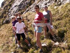Petit groupe prt  grimper dans les rochers au-dessus du lac Bleu