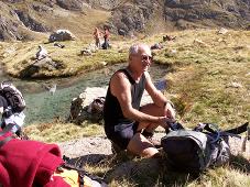 Jean-Paul hsite avant de s'installer prs du lac Bleu