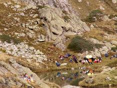 Le groupe se reflte dans le lac Bleu