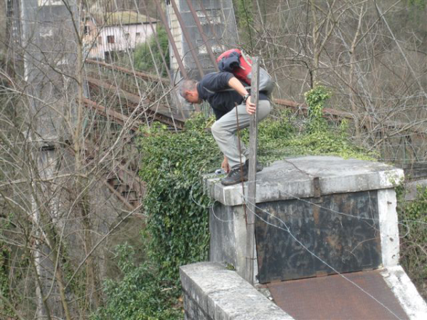 120_Michel monte sur le pont actuellement interdit a tte circulation (2)